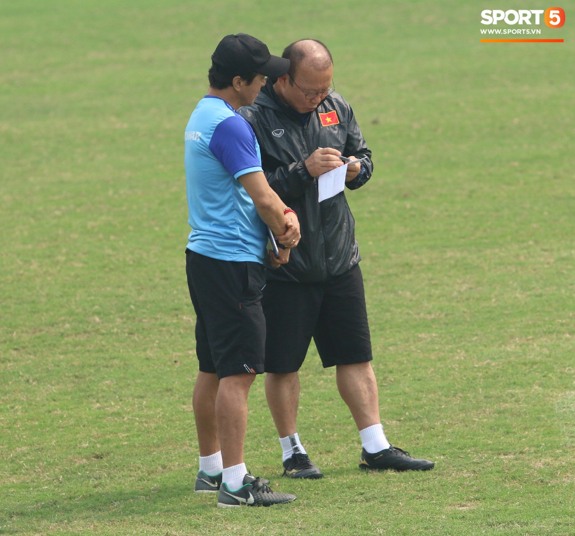 HLV Park Hang Seo tất bật trên sân tập khiến nhiều người gật gù: Người thầy có tâm nhất ở đây chứ đâu-3