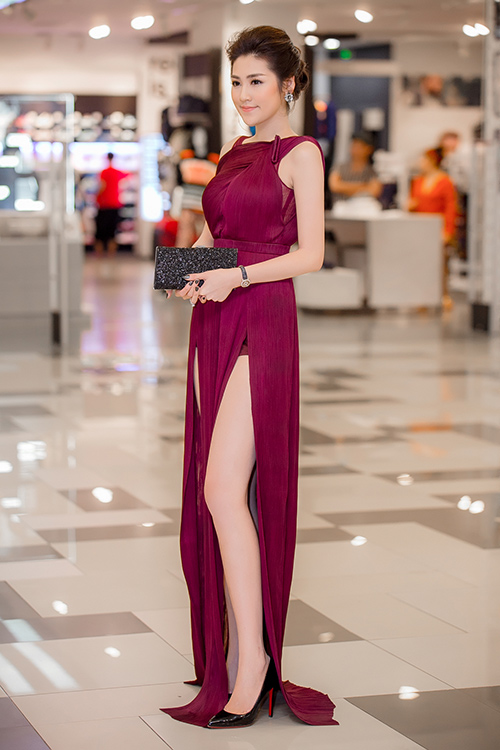 Đỗ Thị Hà chuẩn 'cao thủ' diện váy xẻ cao: Tránh sự cố cực khéo - 2sao