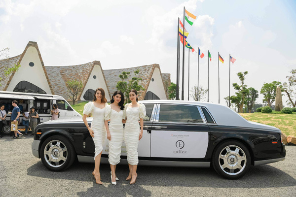 Các người đẹp tặng sách tại Bảo tàng thế giới cà phê-1