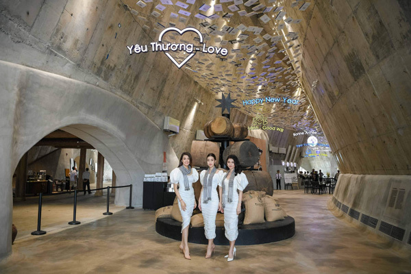 Các người đẹp tặng sách tại Bảo tàng thế giới cà phê-2