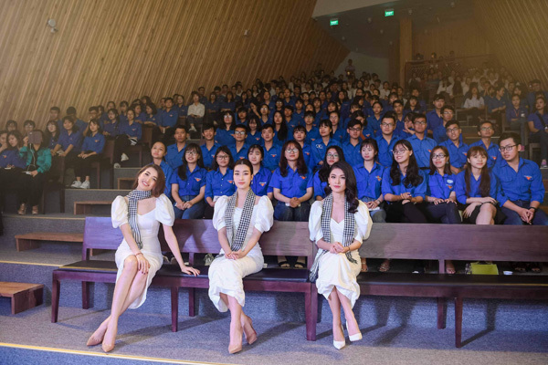 Các người đẹp tặng sách tại Bảo tàng thế giới cà phê-3