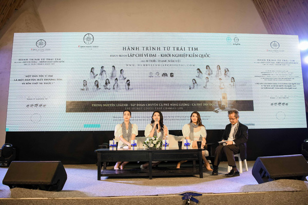 Các người đẹp tặng sách tại Bảo tàng thế giới cà phê-4