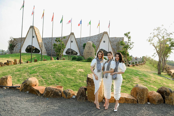 Các người đẹp tặng sách tại Bảo tàng thế giới cà phê-5