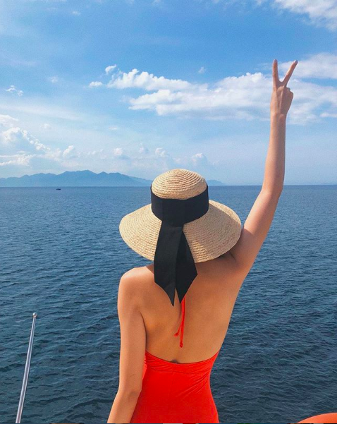 Tăng Thanh Hà chơi lớn, diện bibiki khoe vai trần gợi cảm nhưng cư dân mạng bất ngờ phát hiện có điều gì đó sai sai-1