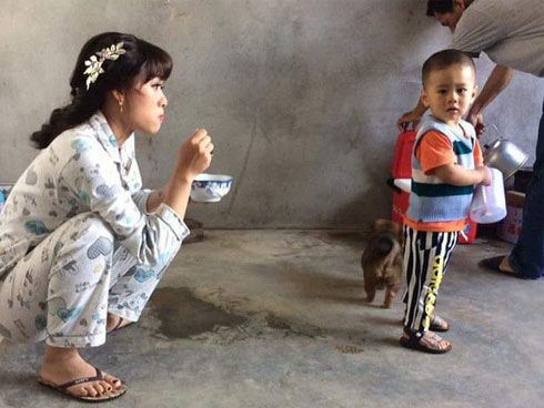 Vị hôn phu qua đời trước đám cưới, người phụ nữ đeo nhẫn bằng giấy và mặc áo cô dâu trong tang lễ khiến ai cũng xót xa-6