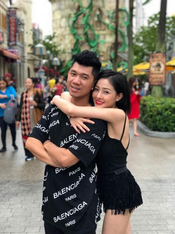 Selfie bên bạn trai với khuôn mặt băng bó chằng chịt, Ngân 98 cũng mới lên đời nhan sắc?-1