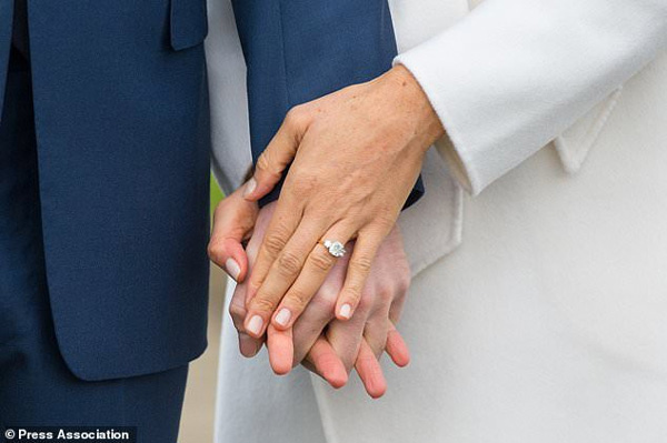 Trước nghi vấn hôn nhân trục trặc, Meghan gây bất ngờ khi không đeo nhẫn đính hôn do Hoàng tử Harry tự tay thiết kế trong sự kiện mới nhất-1