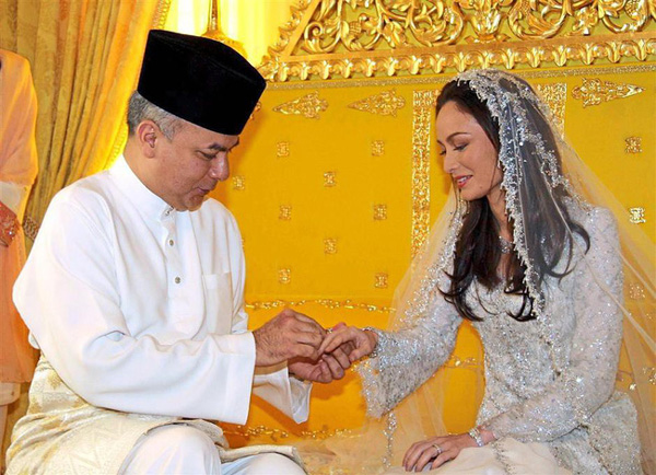 Nhan sắc diễm lệ ít ai biết của Hoàng hậu Malaysia, quen nhau 8 năm mới chịu cưới khi nhà vua đã 50 tuổi-3
