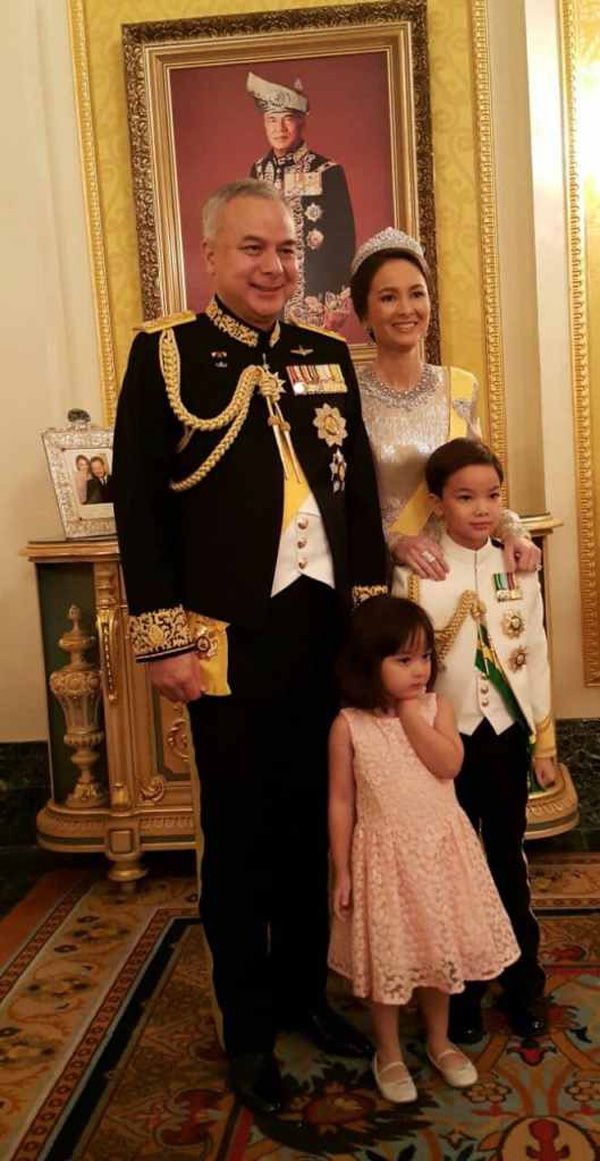 Nhan sắc diễm lệ ít ai biết của Hoàng hậu Malaysia, quen nhau 8 năm mới chịu cưới khi nhà vua đã 50 tuổi-5