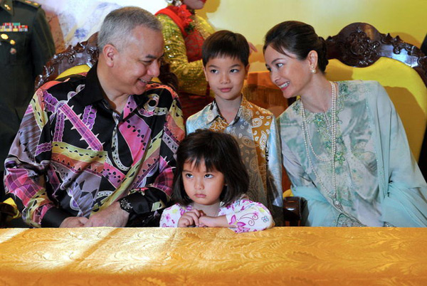 Nhan sắc diễm lệ ít ai biết của Hoàng hậu Malaysia, quen nhau 8 năm mới chịu cưới khi nhà vua đã 50 tuổi-6