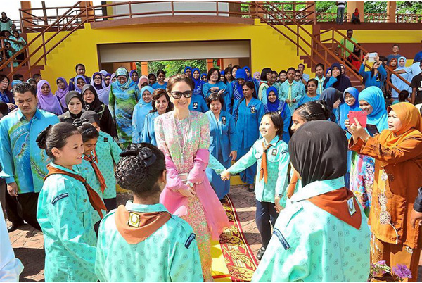 Nhan sắc diễm lệ ít ai biết của Hoàng hậu Malaysia, quen nhau 8 năm mới chịu cưới khi nhà vua đã 50 tuổi-7