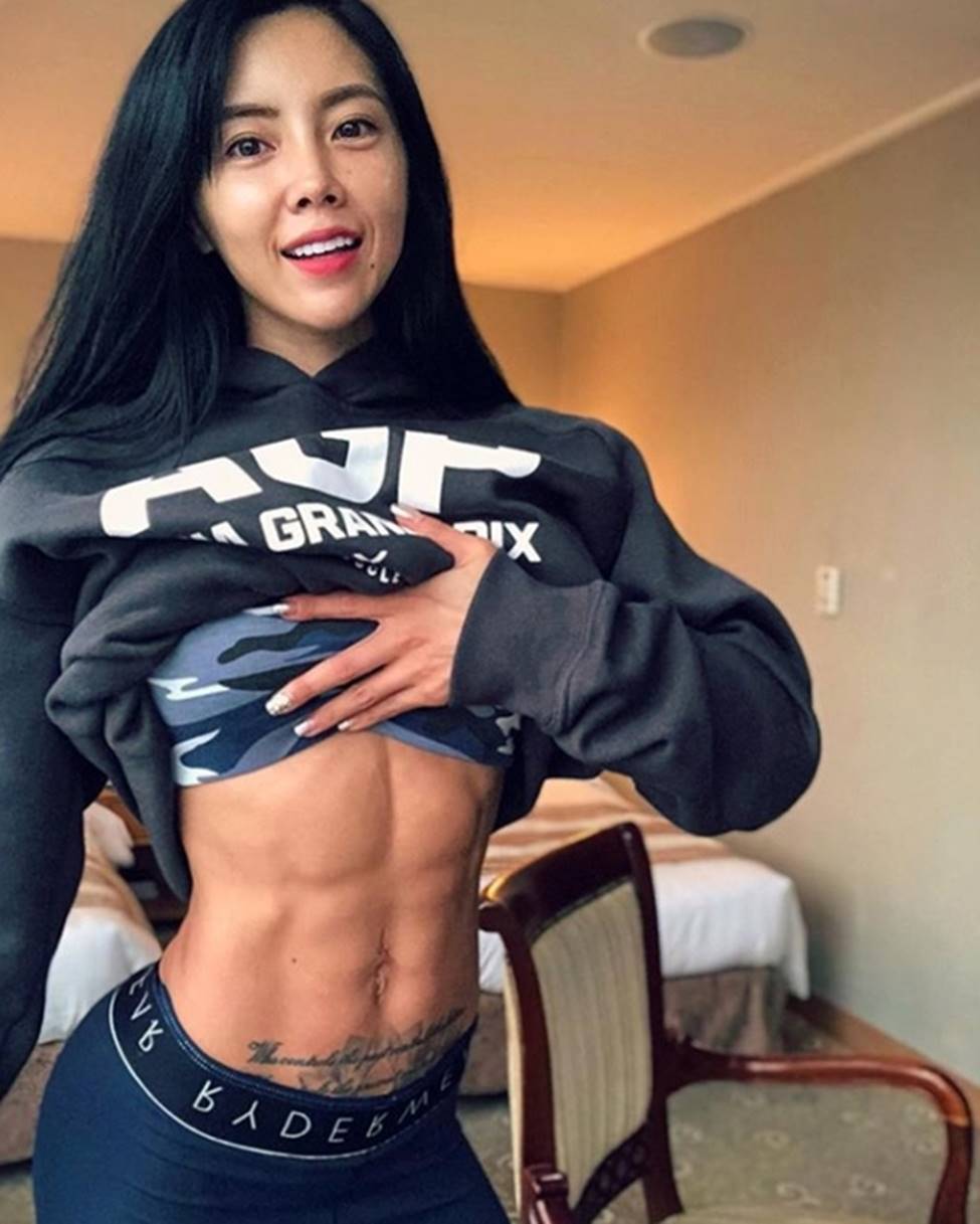 Khó ai xem thường nổi múi cơ lượn sóng của 3 hot girl phòng gym Hàn-16
