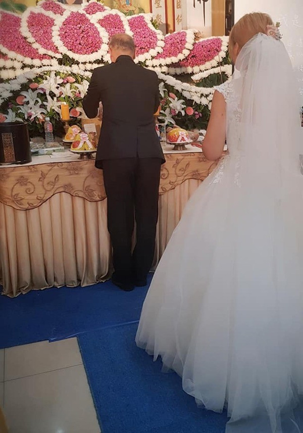 Vị hôn phu qua đời trước đám cưới, người phụ nữ đeo nhẫn bằng giấy và mặc áo cô dâu trong tang lễ khiến ai cũng xót xa-5