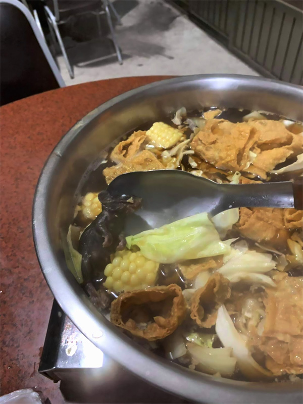 Gọi nồi lẩu, người đàn ông hoảng hốt khi thấy món ăn kèm là một con chuột chín nhừ-2