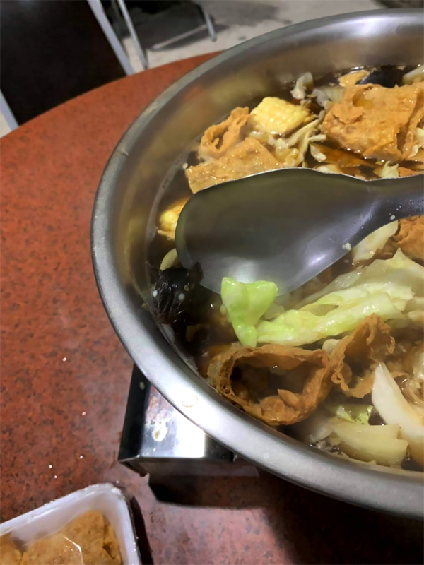 Gọi nồi lẩu, người đàn ông hoảng hốt khi thấy món ăn kèm là một con chuột chín nhừ-3