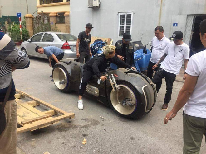 Siêu mô tô 2,7 tỷ lăn bánh lần đầu tiên tại Việt Nam, chủ nhân của nó khiến số đông tò mò-3