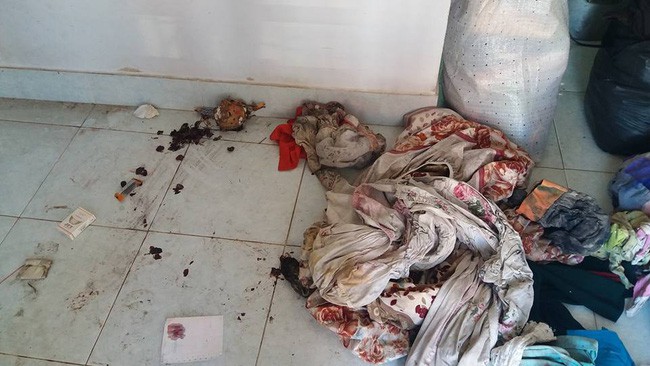 Nhân viên bảo dưỡng điều hòa khóc thét khi đến nhà khách mà tưởng sa nhầm bãi rác, nhìn lọc gió điều hòa mà suýt ngất-9