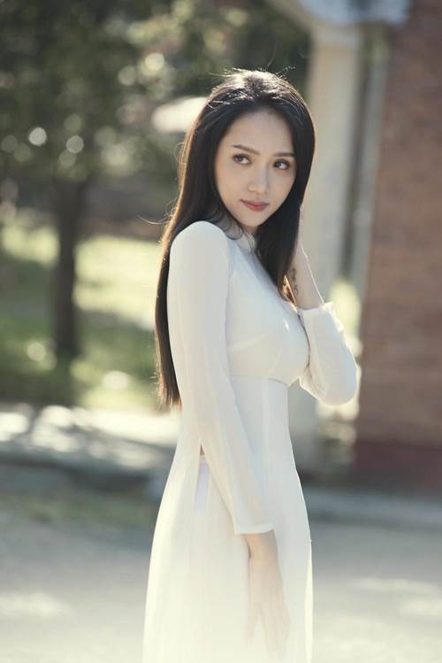 50 sắc thái đẹp mê hồn của Hoa hậu Hương Giang khi diện áo dài nữ sinh-2