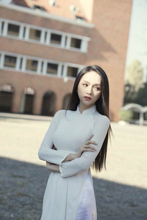 50 sắc thái đẹp mê hồn của Hoa hậu Hương Giang khi diện áo dài nữ sinh-4