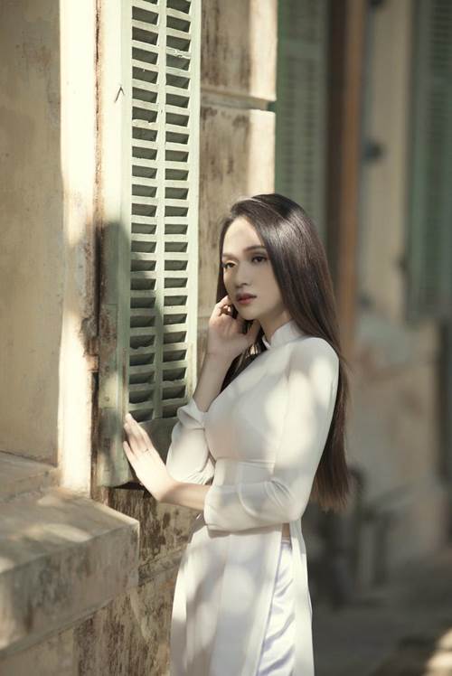 50 sắc thái đẹp mê hồn của Hoa hậu Hương Giang khi diện áo dài nữ sinh-5