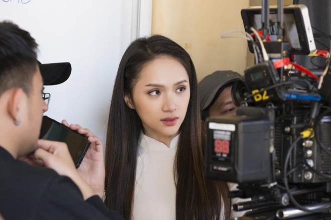 50 sắc thái đẹp mê hồn của Hoa hậu Hương Giang khi diện áo dài nữ sinh-8