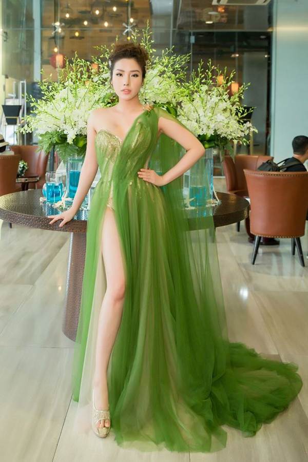 Lâm Khánh Chi thả rông táo bạo đón Hoa hậu Siêu quốc gia 2018-11