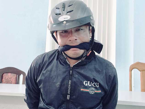 Lấn làn ngược chiều gây tắc đường còn lớn tiếng chửi bậy khi bị nhắc nhở-1