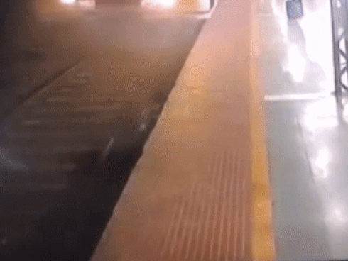 Cô gái đi tiểu trên đường ray tàu hỏa và cái kết nhớ đời-1