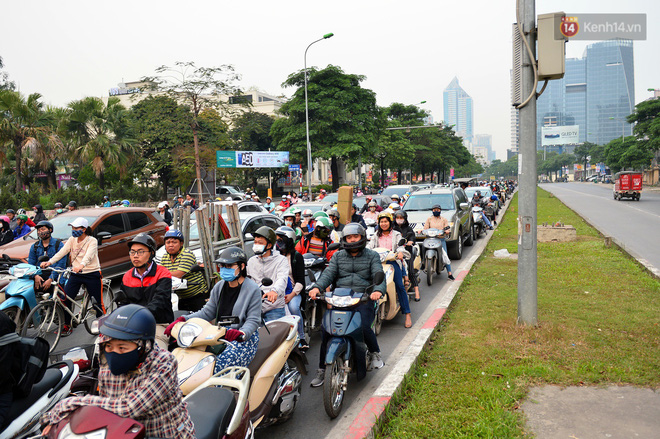 Đề xuất cấm xe máy trên đường Lê Văn Lương, Nguyễn Trãi: Tại sao không cấm ô tô cá nhân?-2