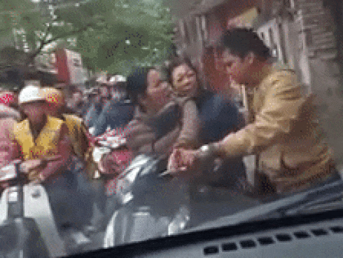 Lấn làn ngược chiều gây tắc đường còn lớn tiếng chửi bậy khi bị nhắc nhở