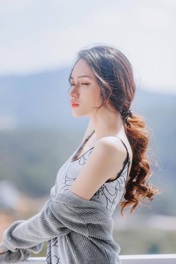 Hương Giang Idol tung loạt ảnh mới mong manh như sương khói-1