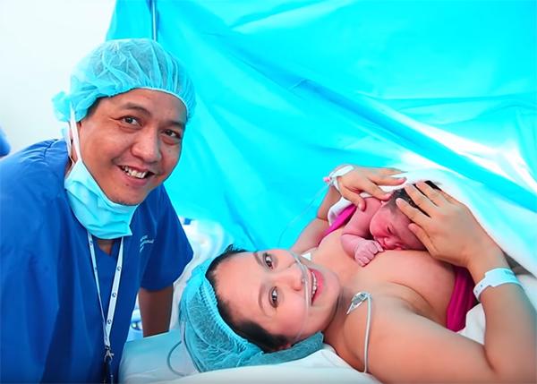 Tung khoảnh khắc con đỏ hỏn được lấy ra từ bụng mẹ, Thanh Thúy khiến nghìn chị em cay mắt-4