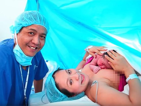 Tung khoảnh khắc con đỏ hỏn được lấy ra từ bụng mẹ, Thanh Thúy khiến nghìn chị em cay mắt