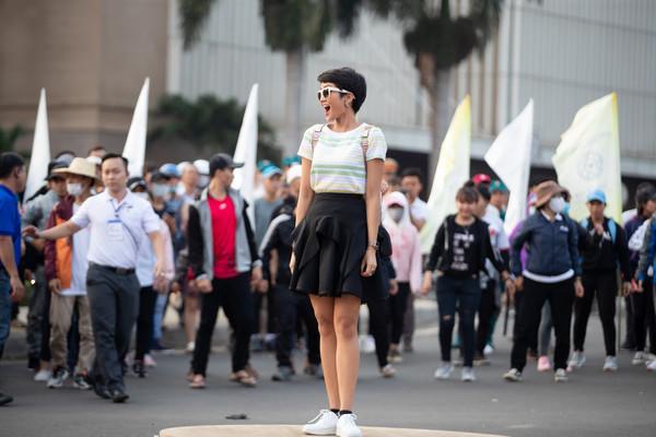 Hơn cả tắc kè hoa, H’Hen Niê gây lóa mắt khi thay đổi trang phục liên tục trong 1 ngày-1