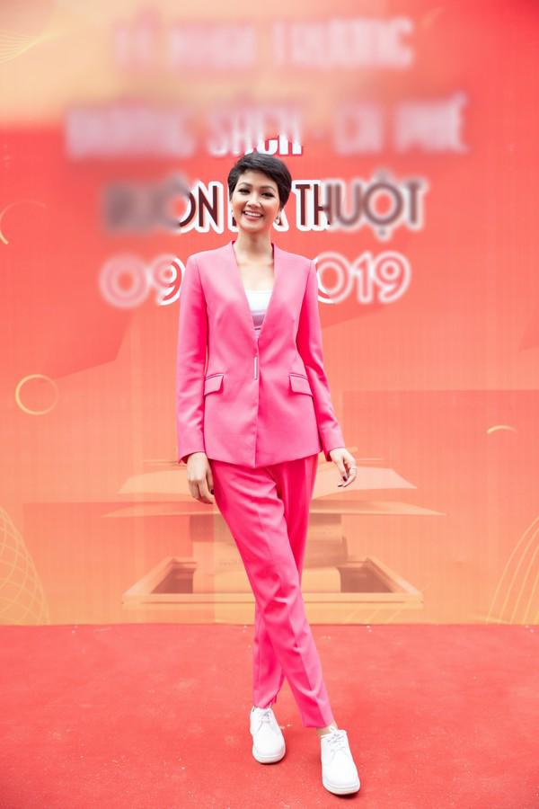 Hơn cả tắc kè hoa, H’Hen Niê gây lóa mắt khi thay đổi trang phục liên tục trong 1 ngày-3