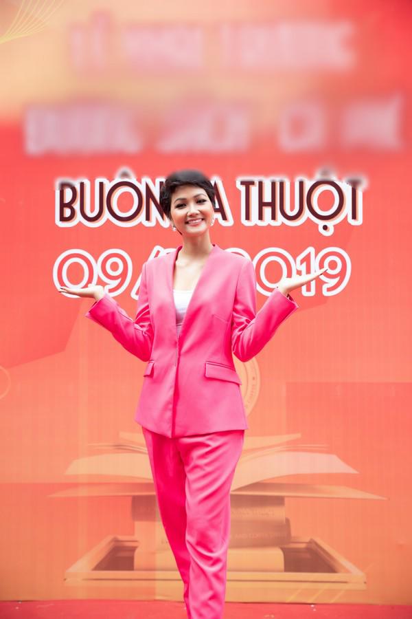 Hơn cả tắc kè hoa, H’Hen Niê gây lóa mắt khi thay đổi trang phục liên tục trong 1 ngày-4