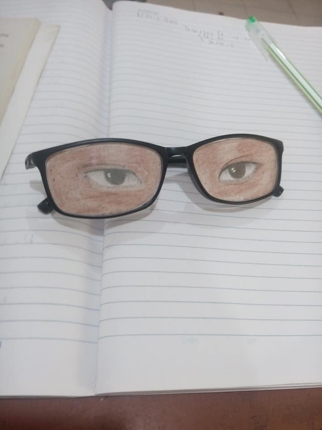 Nam sinh chăm chú nhìn lên bảng và đôi mắt kính che giấu toàn bộ sự thật-2