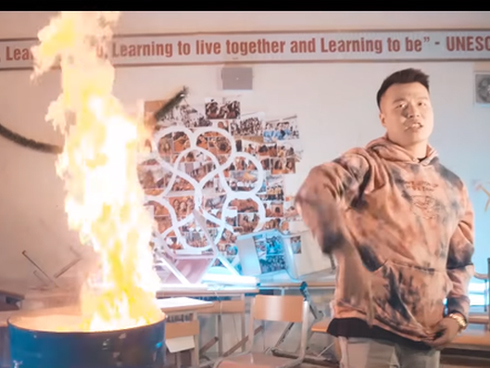 Phía sau clip người cha say rượu đốt quần áo, sách vở của con: Vợ chồng phẫn uất vì một lời đồn-6