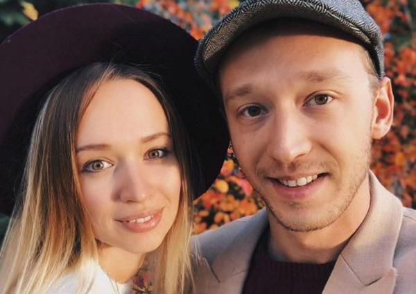 Hình ảnh cuối cùng của cặp đôi trẻ trước khi máy bay rơi ở Ethiopia, đáng chú ý là biểu cảm lạ được cho là điềm báo của người chồng-3