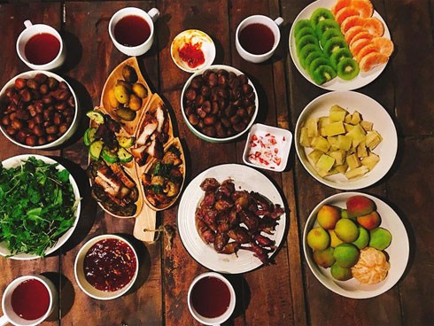 Khoe mâm cơm thịnh soạn phải nấu mất 2 tiếng, cô nàng bị chê tả tơi vì lý do không ngờ