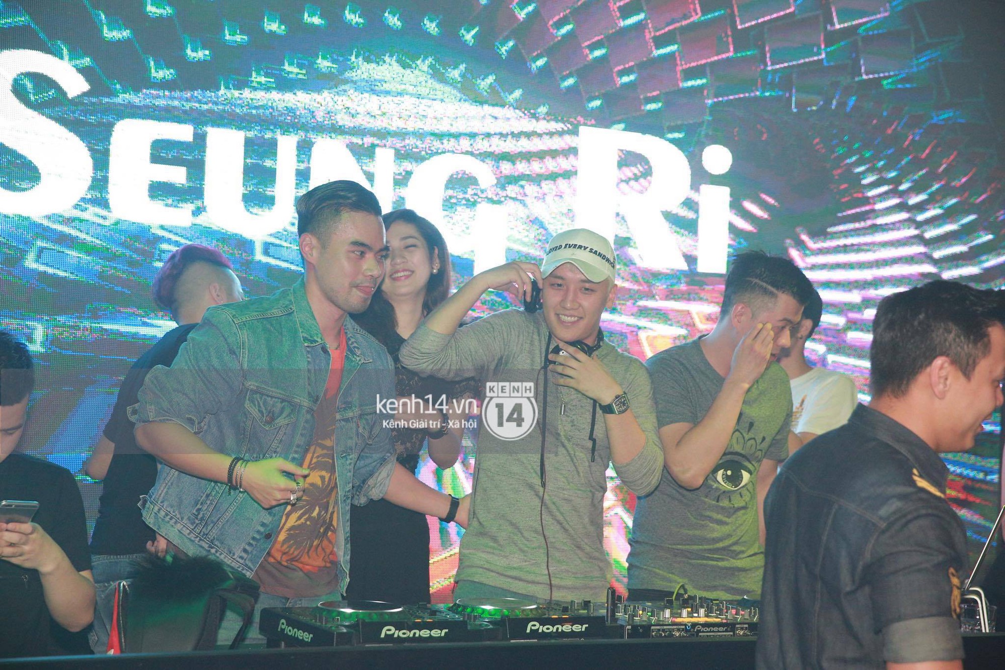 4 lần tới Việt Nam, Seungri không quẩy bar hết mình thì cũng lộ ảnh hút bóng cười gây sốc-2