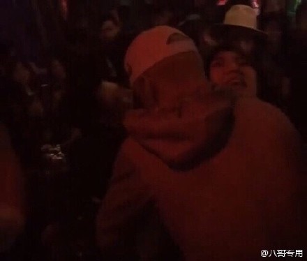 4 lần tới Việt Nam, Seungri không quẩy bar hết mình thì cũng lộ ảnh hút bóng cười gây sốc-6