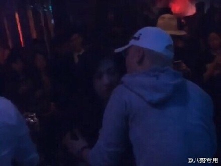 4 lần tới Việt Nam, Seungri không quẩy bar hết mình thì cũng lộ ảnh hút bóng cười gây sốc-7