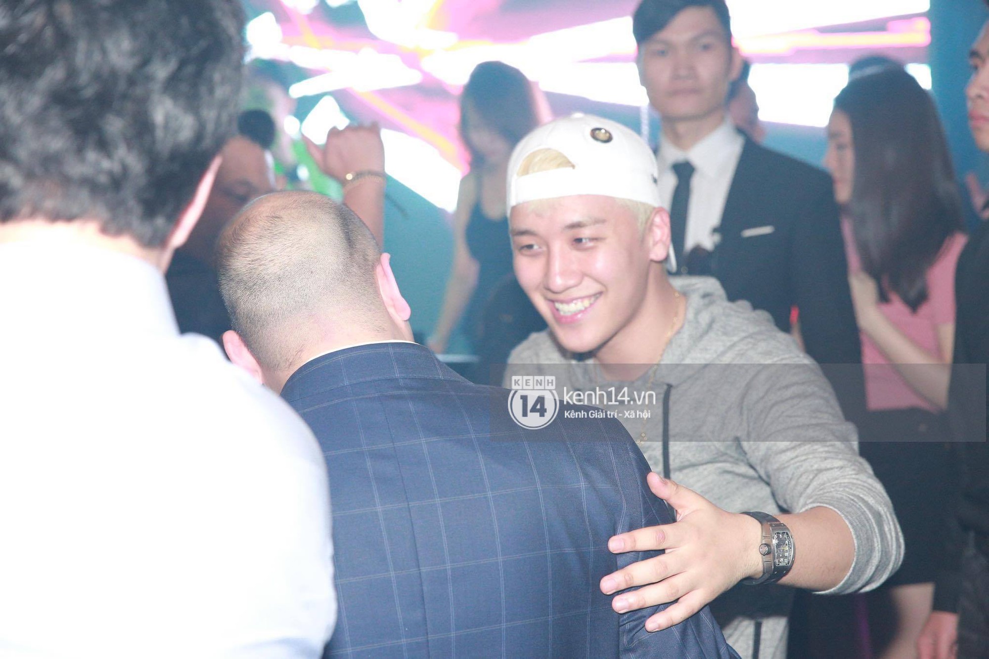 4 lần tới Việt Nam, Seungri không quẩy bar hết mình thì cũng lộ ảnh hút bóng cười gây sốc-15