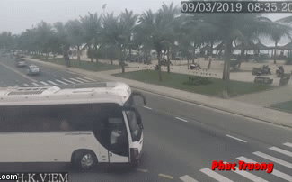 Cận cảnh pha quay đầu của xe khách gây tai nạn liên hoàn ở Đà Nẵng-1