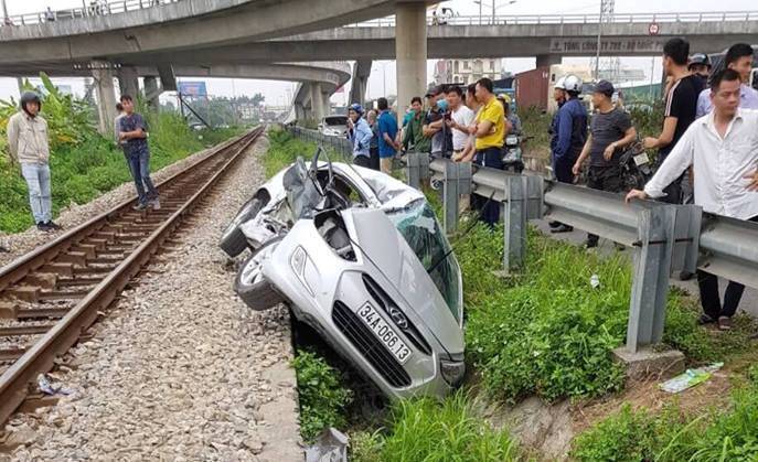 Lại tai nạn ở Hải Dương: Tàu hỏa húc văng ô tô, 2 người chết-5