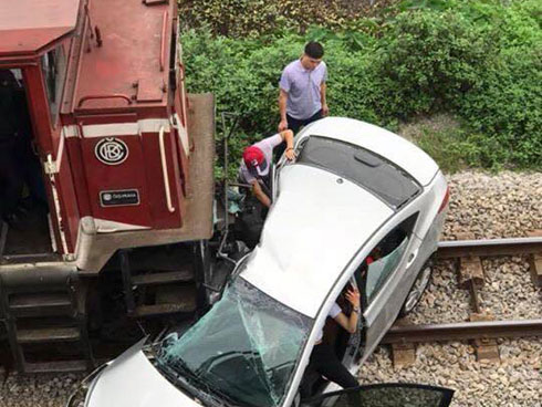 Tàu đâm ô tô khiến 5 người thương vong: Các nạn nhân đều có quan hệ họ hàng-4