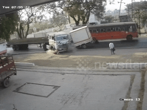 Va chạm giao thông, người đàn ông cầm gạch ném vỡ kính xe tải-1