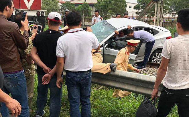 Tàu đâm ô tô khiến 5 người thương vong: Các nạn nhân đều có quan hệ họ hàng-1