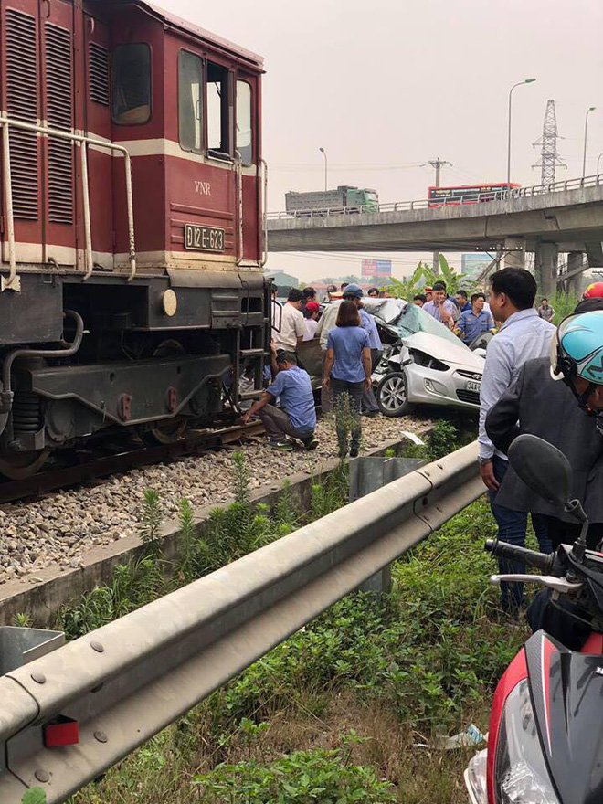 Tàu đâm ô tô khiến 5 người thương vong: Các nạn nhân đều có quan hệ họ hàng-2